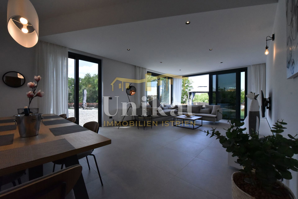 Villa moderna circondata dal verde con vista sul mare